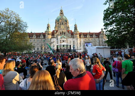 Hannover 96 startete die offizielle Aufstiegsparty am Montag auf dem Trammplatz vor den Rathaus Stockfoto