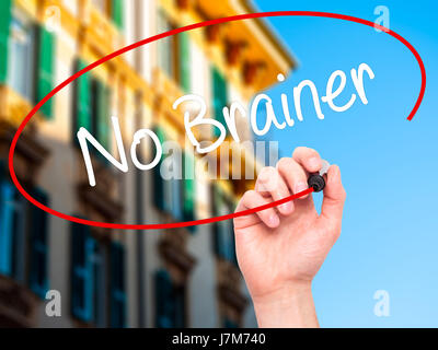 Hand des Mannes No Brainer mit schwarzem Filzstift auf Bildschirm zu schreiben. Isoliert auf Stadt. Wirtschaft, Technologie, Internet-Konzept. Stockfoto
