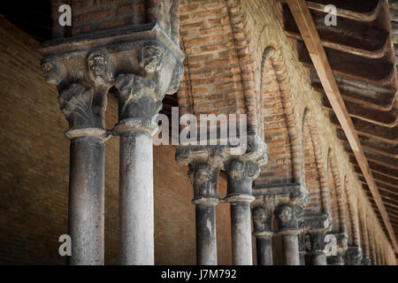 Säulen und Bögen des Klosters in alten dominikanischen Kloster Couvent des Jacobins in Toulouse, Frankreich. Architektonische Details. Stockfoto