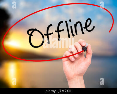Hand des Mannes Offline mit schwarzem Filzstift auf Bildschirm zu schreiben. Isoliert auf Natur. Wirtschaft, Technologie, Internet-Konzept. Stock Foto Stockfoto