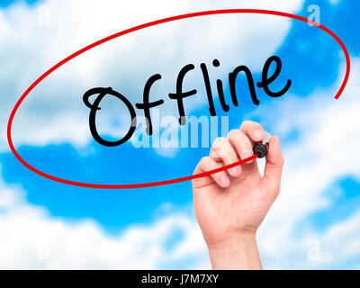 Hand des Mannes Offline mit schwarzem Filzstift auf Bildschirm zu schreiben. Isoliert auf Sky. Wirtschaft, Technologie, Internet-Konzept. Stock Foto Stockfoto