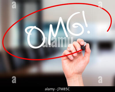 Hand des Mannes schreiben OMG (Oh My God) mit schwarzen Balken am Bildschirm. Isoliert auf Büro. Wirtschaft, Technologie, Internet-Konzept. Stockfoto