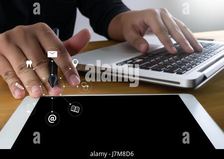 Mann sitzend Sofa verwenden Hände moderne Smartphone Tablet Stockfoto