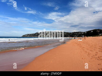 Sydney, Australien - 25. April 2017. Menschen am Strand auf ANZAC Tag entspannen. Palm Beach eines der ikonischen Sydneys Nordstrände. Stockfoto