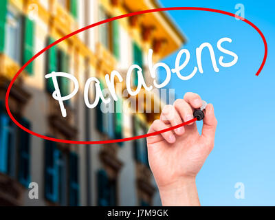 Hand des Mannes Parabene (Happy Birthday in portugiesischer Sprache) mit schwarzem Filzstift auf Bildschirm zu schreiben. Auf Hintergrund isoliert. Wirtschaft, Technologie, Internet co Stockfoto