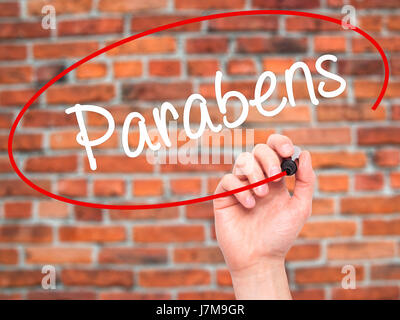 Hand des Mannes Parabene (Happy Birthday in portugiesischer Sprache) mit schwarzem Filzstift auf Bildschirm zu schreiben. Auf Hintergrund isoliert. Wirtschaft, Technologie, Internet co Stockfoto