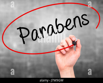 Hand des Mannes Parabene (Happy Birthday in portugiesischer Sprache) mit schwarzem Filzstift auf Bildschirm zu schreiben. Auf Hintergrund isoliert. Wirtschaft, Technologie, Internet co Stockfoto