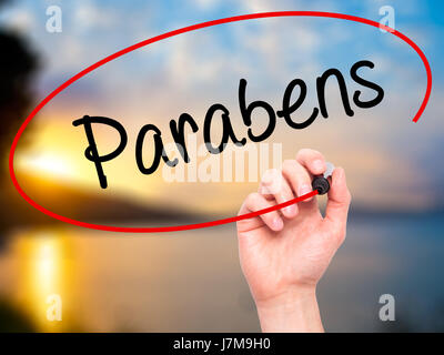 Hand des Mannes Parabene (Happy Birthday in portugiesischer Sprache) mit schwarzem Filzstift auf Bildschirm zu schreiben. Auf Hintergrund isoliert. Wirtschaft, Technologie, Internet co Stockfoto