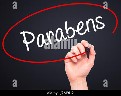 Hand des Mannes Parabene (Happy Birthday in portugiesischer Sprache) mit schwarzem Filzstift auf Bildschirm zu schreiben. Auf Hintergrund isoliert. Wirtschaft, Technologie, Internet co Stockfoto