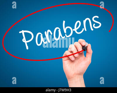 Hand des Mannes Parabene (Happy Birthday in portugiesischer Sprache) mit schwarzem Filzstift auf Bildschirm zu schreiben. Auf Hintergrund isoliert. Wirtschaft, Technologie, Internet co Stockfoto
