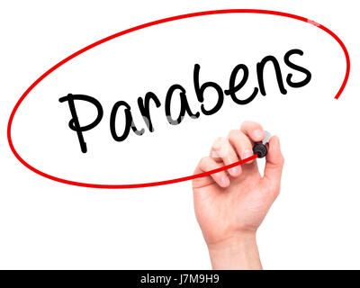 Hand des Mannes Parabene (Happy Birthday in portugiesischer Sprache) mit schwarzem Filzstift auf Bildschirm zu schreiben. Auf Hintergrund isoliert. Wirtschaft, Technologie, Internet co Stockfoto