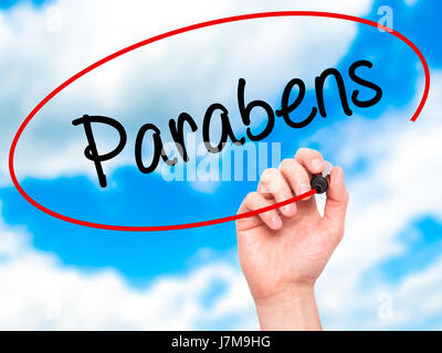 Hand des Mannes Parabene (Happy Birthday in portugiesischer Sprache) mit schwarzem Filzstift auf Bildschirm zu schreiben. Auf Hintergrund isoliert. Wirtschaft, Technologie, Internet co Stockfoto