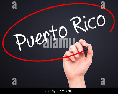 Hand des Mannes Puerto Rico mit schwarzem Filzstift auf Bildschirm zu schreiben. Isoliert auf schwarz. Wirtschaft, Technologie, Internet-Konzept. Stock Foto Stockfoto
