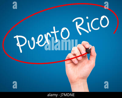 Hand des Mannes Puerto Rico mit schwarzem Filzstift auf Bildschirm zu schreiben. Isoliert auf blau. Wirtschaft, Technologie, Internet-Konzept. Stock Foto Stockfoto