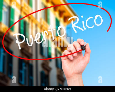 Hand des Mannes Puerto Rico mit schwarzem Filzstift auf Bildschirm zu schreiben. Isoliert auf Stadt. Wirtschaft, Technologie, Internet-Konzept. Stock Foto Stockfoto