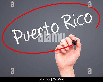 Hand des Mannes Puerto Rico mit schwarzem Filzstift auf Bildschirm zu schreiben. Isoliert auf grau. Wirtschaft, Technologie, Internet-Konzept. Stock Foto Stockfoto