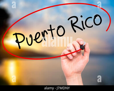 Hand des Mannes Puerto Rico mit schwarzem Filzstift auf Bildschirm zu schreiben. Isoliert auf Natur. Wirtschaft, Technologie, Internet-Konzept. Stock Foto Stockfoto