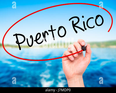 Hand des Mannes Puerto Rico mit schwarzem Filzstift auf Bildschirm zu schreiben. Isoliert auf Natur. Wirtschaft, Technologie, Internet-Konzept. Stock Foto Stockfoto