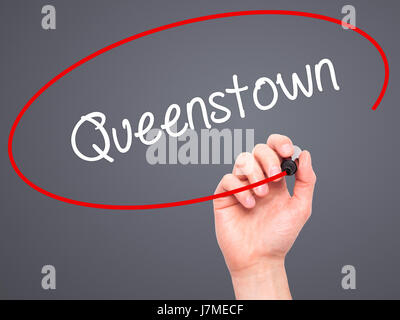 Hand des Mannes Queenstown mit schwarzem Filzstift auf Bildschirm zu schreiben. Isoliert auf grau. Wirtschaft, Technologie, Internet-Konzept. Stock Foto Stockfoto