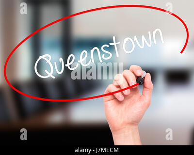 Hand des Mannes Queenstown mit schwarzem Filzstift auf Bildschirm zu schreiben. Isoliert auf Büro. Wirtschaft, Technologie, Internet-Konzept. Stock Foto Stockfoto