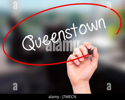 Hand des Mannes Queenstown mit schwarzem Filzstift auf Bildschirm zu schreiben. Isoliert auf Büro. Wirtschaft, Technologie, Internet-Konzept. Stock Foto Stockfoto