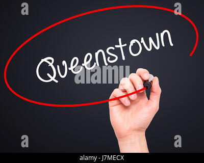Hand des Mannes Queenstown mit schwarzem Filzstift auf Bildschirm zu schreiben. Isoliert auf schwarz. Wirtschaft, Technologie, Internet-Konzept. Stock Foto Stockfoto