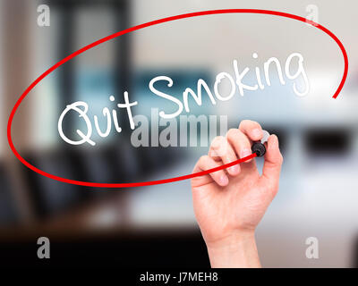 Hand des Mannes Quit Smoking mit schwarzem Filzstift auf Bildschirm zu schreiben. Isoliert auf Büro. Wirtschaft, Technologie, Internet-Konzept. Stock Foto Stockfoto