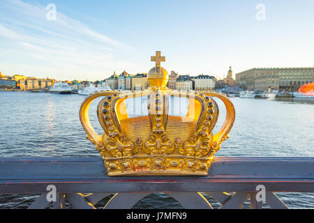 Goldene Krone auf Skeppsholmen Brücke in der Stadt Stockholm, Schweden. Stockfoto