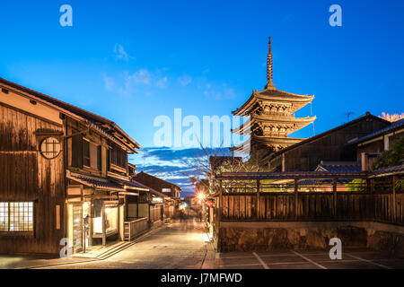 Yasaka Pagode und Kyoto alte Straße in der Nacht in Kyoto, Japan. Stockfoto