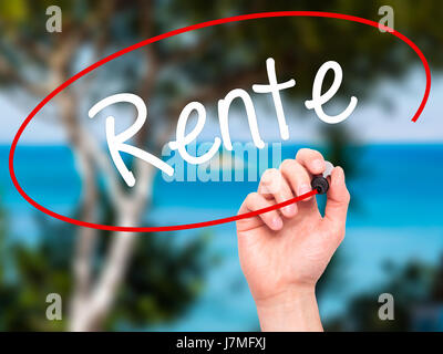 Hand des Mannes Rente (Rente in deutscher Sprache) mit schwarzem Filzstift auf Bildschirm zu schreiben. Auf Hintergrund isoliert. Wirtschaft, Technologie, Internet-Konzept. Lager Stockfoto