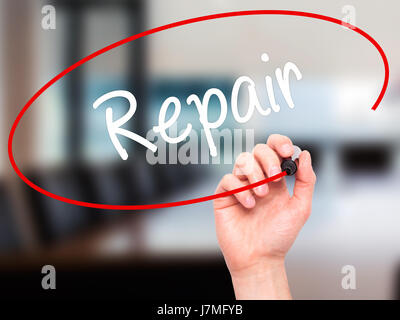 Hand des Mannes Reparatur mit schwarzem Filzstift auf Bildschirm zu schreiben. Auf Hintergrund isoliert. Wirtschaft, Technologie, Internet-Konzept. Stock Foto Stockfoto