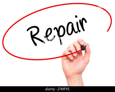 Hand des Mannes Reparatur mit schwarzem Filzstift auf Bildschirm zu schreiben. Auf Hintergrund isoliert. Wirtschaft, Technologie, Internet-Konzept. Stock Foto Stockfoto