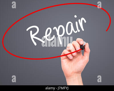 Hand des Mannes Reparatur mit schwarzem Filzstift auf Bildschirm zu schreiben. Auf Hintergrund isoliert. Wirtschaft, Technologie, Internet-Konzept. Stock Foto Stockfoto