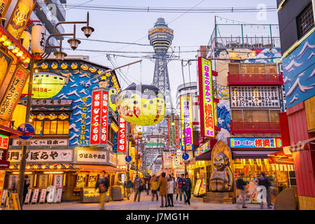 Osaka, Japan - 4. Januar 2016: Tsutenkaku Tower im Shinsekai Bezirk von Osaka, Japan. Stockfoto