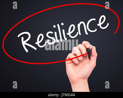 Hand des Mannes Belastbarkeit mit schwarzem Filzstift auf Bildschirm zu schreiben. Isoliert auf schwarz. Wirtschaft, Technologie, Internet-Konzept. Stock Foto Stockfoto