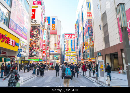 Tokyo, Japan - 31. Dezember 2016: Akihabara-die elektronische Bezirk entwickelte sich zu einem Einkaufsviertel für Videospiele, Anime, Manga, Computer in Tokio, Stockfoto