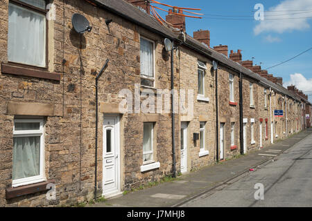 Terrasse des ehemaligen Bergarbeiter aus Stein gebauten Cottages, South Cross St., Leadgate, Co Durham, England, Großbritannien Stockfoto