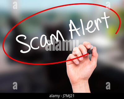 Mann Handschrift betrug Alert mit schwarzen Balken am Bildschirm. Isoliert auf Büro. Wirtschaft, Technologie, Internet-Konzept. Stock Foto Stockfoto