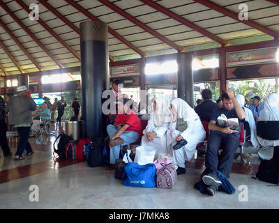 Der Wartebereich im Terminal F des internationalen Flughafens Soekarno-Hatta (Soetta) am 9. August 2011 spiegelt die modernen Einrichtungen und den hohen Verkehrsaufkommen eines der verkehrsreichsten Flughäfen Südostasiens wider, der sowohl lokale als auch internationale Flüge ermöglicht. Stockfoto