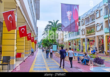 Kemer, Türkei - Mai 5, 2017: Munir ozkul Liman Street ist der ideale Ort für Shopping und abendliche Spaziergänge, am 5. Mai in Kemer. Stockfoto