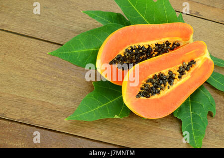 Reife Papaya, Papaya oder Melone (Carica Papaya L) Baum, welche reich an Betakarotin, Vitamin C, Ballaststoffen und Papine Enzym. Stockfoto