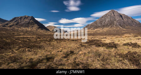 Einen Panoramablick auf den Eingang zum Glen Etive in den westlichen Highlands von Schottland. Der Berg auf der rechten Seite ist Buachaille Etive Mor, Glen Coe. Stockfoto