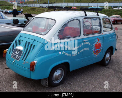Der Fiat 600D Multipla 1963 ist ein kompaktes italienisches Fahrzeug, das für sein innovatives Design und seine Vielseitigkeit bekannt ist. Es kombiniert die Kompaktheit eines Stadtwagens mit der Funktionalität eines Familienfahrzeugs und ist damit ein frühes Beispiel für Mehrzweckfahrzeuge. Stockfoto