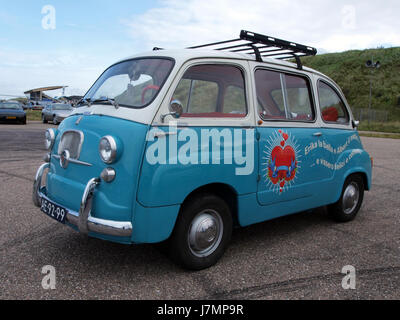 Der 1963 Fiat 600D Multipla ist ein kompaktes Mehrzweckfahrzeug von Fiat, das sich durch sein unverwechselbares Design und die innovative Raumnutzung auszeichnet. Es war ein beliebtes Fahrzeug in Europa der Nachkriegszeit und bot Platz für sechs Personen in einer kleinen Karosserie, was es zu einem Pionier bei kompakten Familienautos machte. Stockfoto