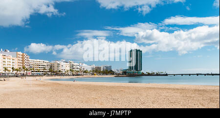 Playa del Reducto in Arrecife in Lanzarote, Spanien mit der Stadt im Hintergrund. Stockfoto