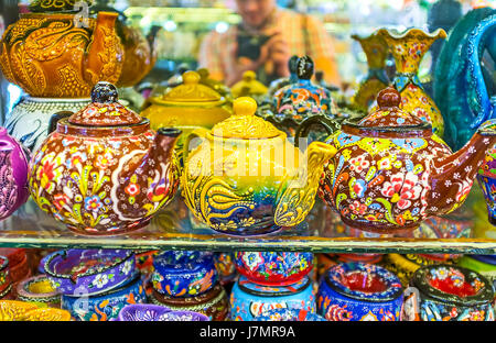 KEMER, Türkei – 5. Mai 2017: Das Porzellan Teekannen dekoriert mit handgefertigten Relief türkischen Tulpen und anderen floralen Mustern im Gerichte Shop der resor Stockfoto