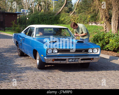 *1969 Dodge Coronet 440* ist ein amerikanisches Oldtimer-Modell aus den späten 1960er Jahren Die 440er-Version war mit einem leistungsstarken V8-Motor und einem muskulösen Design ausgestattet, was sie zu einem wichtigen Teil der Geschichte von Muscle Car machte. Dieses Foto zeigt die legendären Merkmale und das Design der carâ aus dieser Zeit. Stockfoto