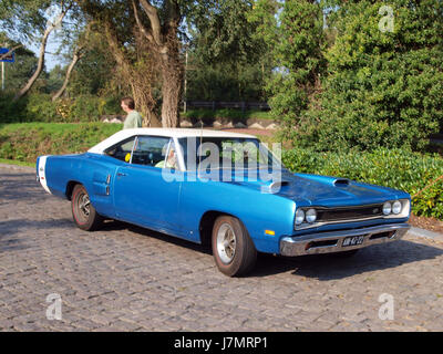 Der 1969 Dodge Coronet 440 ist ein klassischer US-amerikanischer Muscle Car. Er ist bekannt für seinen leistungsstarken Motor und sein markantes Design und repräsentiert die Muscle Car-Ära der späten 1960er Jahre mit einem Schwerpunkt auf Leistung und ästhetischem Charme. Stockfoto