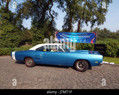 Der 1969 Dodge Coronet 440 ist ein legendäres Muscle Car, das für seine Leistung und sein Design bekannt ist. Mit seinem leistungsstarken Motor und seinem kühnen Design wurde er zu einem der herausragenden Modelle der späten 1960er Jahre Der Coronet 440 ist nach wie vor eine beliebte Wahl bei Oldtimer-Enthusiasten und Sammlern. Stockfoto
