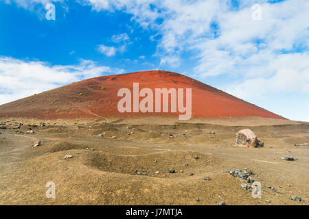 Die rote Schlackenkegel Caldera Colorada in Lanzarote, Spanien mit blauem Himmel. Stockfoto